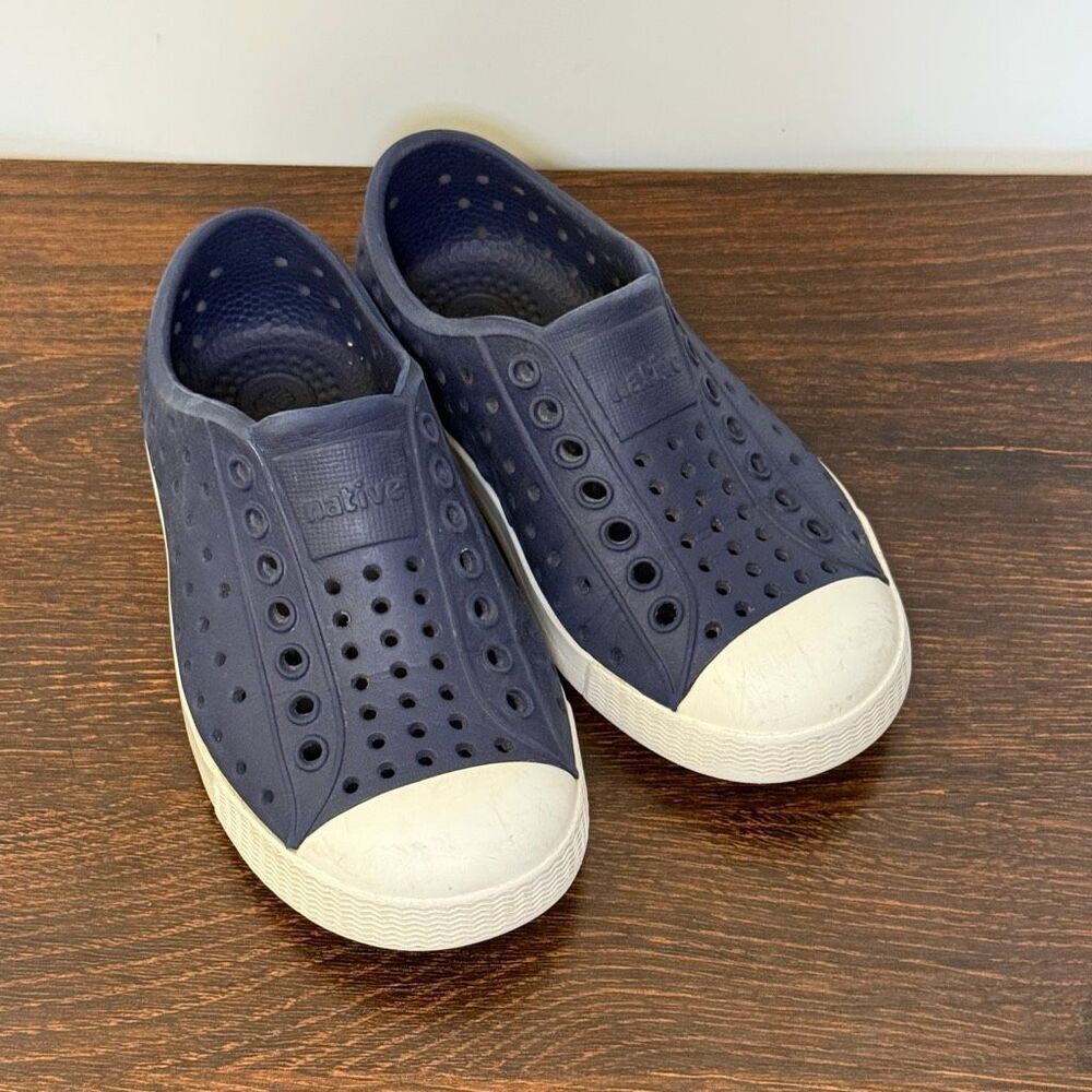 Native navy blue rubber shoe size 8 kids